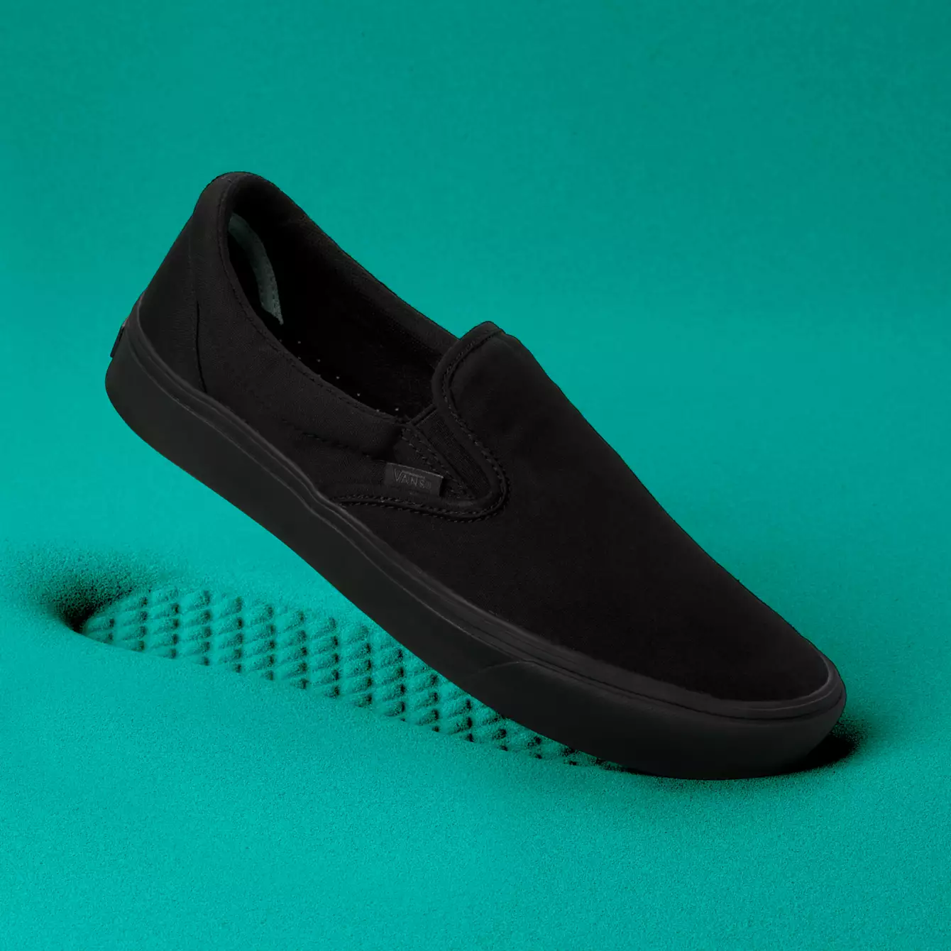 comfycush black slip on vans